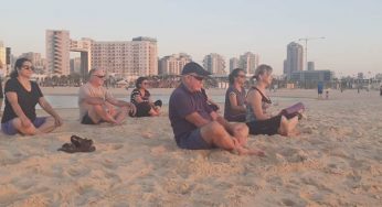 תרגול יוגה בים באוגוסט 2020 – דובי וולפסון